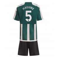 Camiseta Manchester United Harry Maguire #5 Visitante Equipación para niños 2023-24 manga corta (+ pantalones cortos)